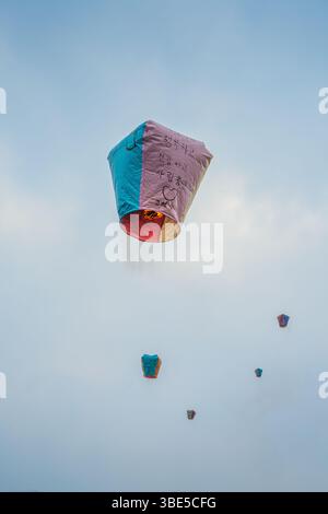 Shifen Sky Lanterns – tradizionale festival taiwanese e celebrazione culturale Foto Stock