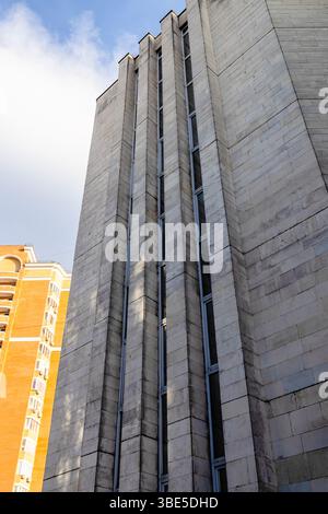 vista dal basso degli edifici in mattoni della città nelle giornate di sole primaverili Foto Stock