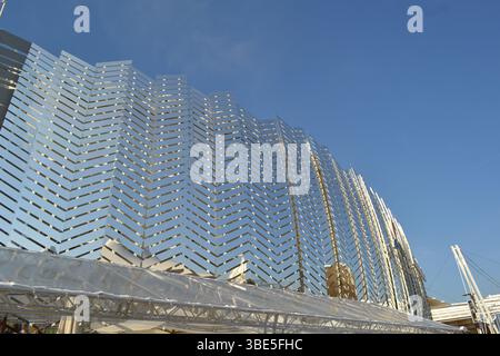 Facciata del padiglione Kazakistan con pannelli color argento di isolamento termico come condizionatore d'aria naturale su sfondo blu del cielo. Eco e sostenibile. Foto Stock