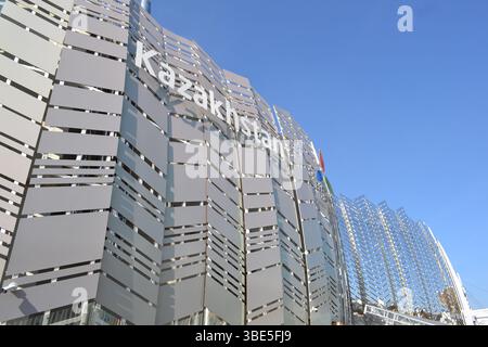 Facciata del padiglione Kazakistan con pannelli color argento di isolamento termico come condizionatore d'aria naturale su sfondo blu del cielo. Ecologia e senza energia Foto Stock