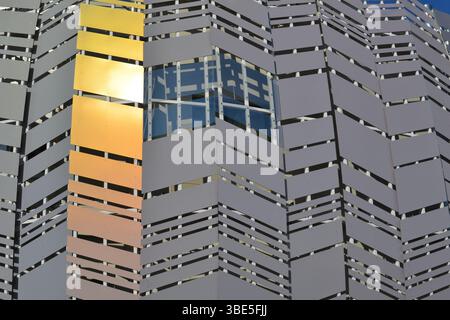 Facciata del padiglione Kazakistan con pannelli color argento di isolamento termico come condizionatore d'aria naturale e alcuni pezzi gialli di sole su di esso. Verde, ecologico. Foto Stock