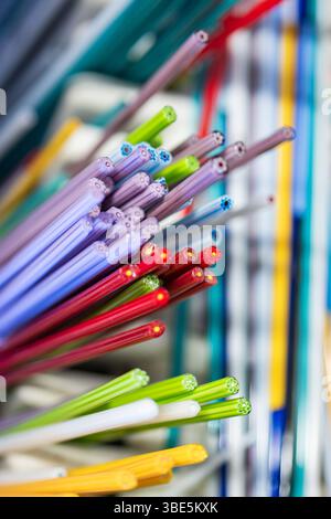 Una vibrante collezione di aste di vetro di Murano e Burano in uno spettro di colori. Questo vetro veneziano mette in mostra una squisita maestria artigianale, mettendo in risalto il Foto Stock