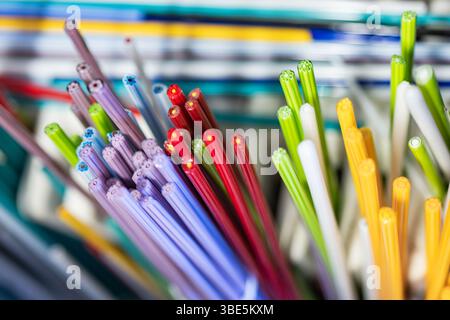 Una vibrante collezione di aste di vetro di Murano e Burano in uno spettro di colori. Questo vetro veneziano mette in mostra una squisita maestria artigianale, mettendo in risalto il Foto Stock