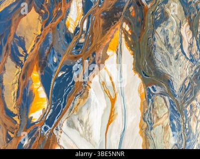 Vista dall'alto di un intricato paesaggio naturale che cattura texture astratte e colori dall'alto. E' sparato erialmente da un drone, che ritrae una miscela di orecchie Foto Stock
