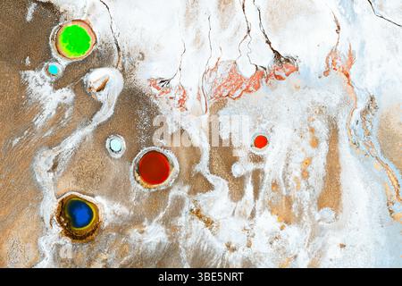 Vista dall'alto di una splendida vista aerea dei vivaci laghetti minerali multicolori sparsi per Salar de Antofalla nella provincia di Catamarca, Argentina. C Foto Stock