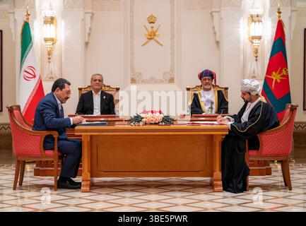 (250527) -- MASCATE, 27 maggio 2025 (Xinhua) -- il sultano dell'Oman Haitham bin Tariq al Said (R, Rear) e il presidente iraniano Masoud Pezeshkian (L, Rear) partecipano ad una cerimonia di firma a Mascate, Oman, il 27 maggio 2025. Il presidente iraniano Masoud Pezeshkian ha iniziato una visita ufficiale di due giorni in Oman martedì, incontrando il sultano Haitham bin Tariq al ha detto e supervisionando la firma di una serie di accordi bilaterali, mentre Mascate continua il suo ruolo di mediatore nei colloqui nucleari indiretti tra Teheran e Washington. (Oman News Agency/handout via Xinhua) Foto Stock