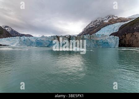 Gita in barca nel Glacier National Park. Lago Argentino, Patagonia, Argentina Foto Stock