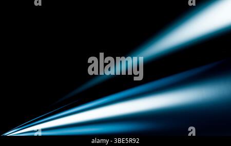 Un'incredibile illustrazione di rendering 3D che mostra fasci di luce dinamici su uno sfondo scuro. I gradienti uniformi e l'effetto di movimento evocano un senso di Foto Stock