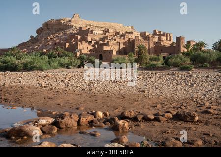 Una splendida vista di un'antica kasbah marocchina, annidata nel terreno roccioso del deserto Ksar di Ait Ben Haddou. L'architettura tradizionale e' circondata Foto Stock