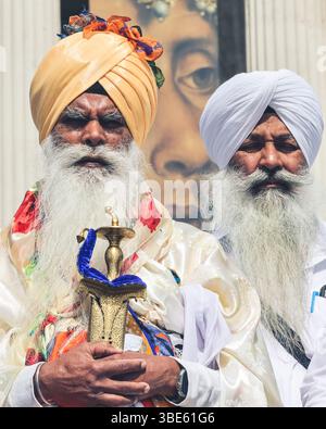Uomini sikh in abiti tradizionali e turbanti aprono il festival Vaisakhi a Londra, Inghilterra, Regno Unito Foto Stock