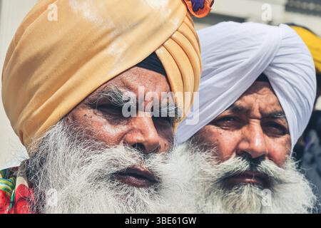 Uomini sikh in abiti tradizionali e turbanti aprono il festival Vaisakhi a Londra, Inghilterra, Regno Unito Foto Stock