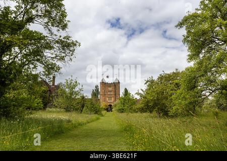 Castello di Sissinghurst, storico castello Tudor con cottage e giardini di fiori selvatici, vista dall'alto, Kent, Inghilterra Foto Stock
