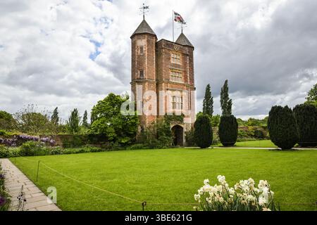 Castello di Sissinghurst, storico castello Tudor con cottage e giardini all'inglese ben curati, vista dall'alto, Kent, Inghilterra Foto Stock