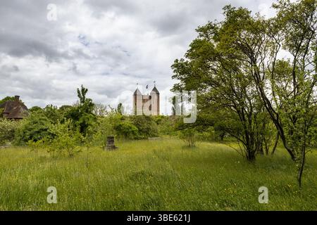 Castello di Sissinghurst, storico castello Tudor con cottage e giardini di fiori selvatici, vista dall'alto, Kent, Inghilterra Foto Stock