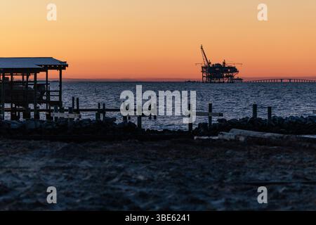 Carro di perforazione per combustibili fossili all'orizzonte del Golfo del Messico a Fort Morgan, Alabama, USA Foto Stock