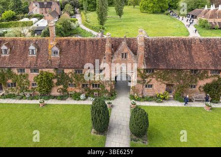 Castello di Sissinghurst, storico castello Tudor con cottage e giardini all'inglese ben curati, vista dall'alto, Kent, Inghilterra Foto Stock
