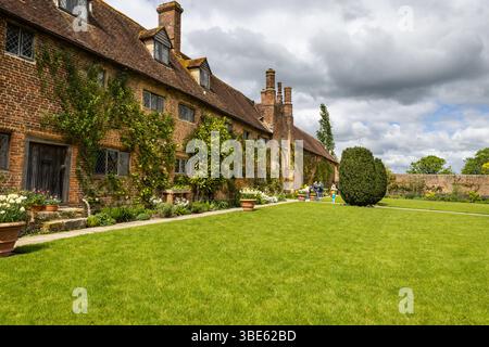 Castello di Sissinghurst, storico castello Tudor con cottage e giardini all'inglese nel Kent, Regno Unito Foto Stock