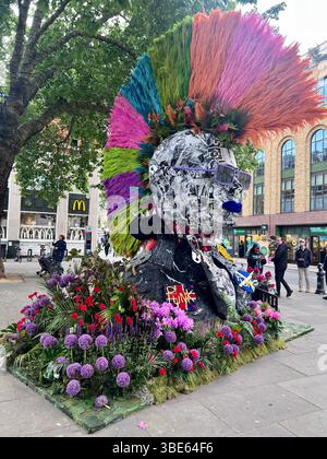 Esposizione floreale alta ed elaborata del festival Chelsea in Bloom del 2025 di Londra. Un ampio display a forma di Punk Rocker Foto Stock