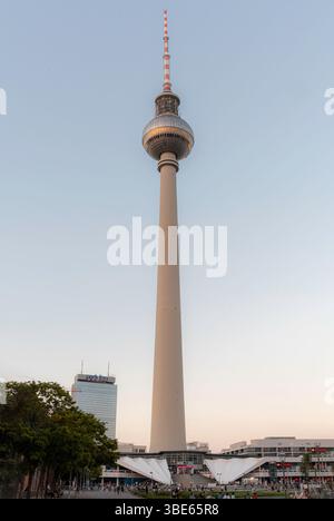 La Fernsehturm (torre della televisione) di Berlino costruita tra il 1965 e il 1969 dal governo della Repubblica Democratica tedesca, o East G Foto Stock