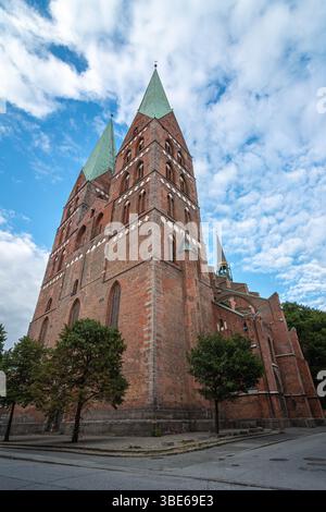 Chiesa di Santa Maria (St. Marien-Kirche Lübeck) torri dell'orologio nel centro di Lübeck, Schleswig-Holstein, Germania Foto Stock