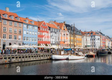Nyhavn (in danese: New Harbour) è un quartiere di Copenhagen, Danimarca, affacciato sul mare e sul canale del XVII secolo Foto Stock
