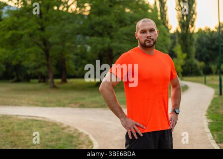 Ritratto di un uomo sportivo sicuro di sé all'aperto. Foto Stock