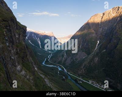 Vista aerea della splendida Valle Naeroydalen della Norvegia con il suo tortuoso fiume, la strada e le vette baciate dal sole. Foto Stock