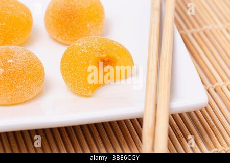 Mochi di frutta dolce aromatizzata al melone isolato su sfondo bianco Foto Stock