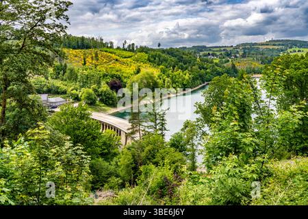 La diga di Aggertalsperre nella regione della Terra di Oberbergisches vicino Bergneustadt, gestita dalla Aggerverband, parete della diga alta 45 metri, è utilizzata la riserva Foto Stock