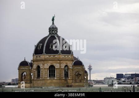 Vienna, Austria. 26 maggio 2025. AUSTRIA; VIENNA; 20250526; Panoramica del centro di Vienna con la cupola del Museo di storia naturale fotografata sotto i cieli nuvolosi a Vienna il 19 maggio 2025. - 20250526 PD18928 credito: APA-PictureDesk/Alamy Live News Foto Stock
