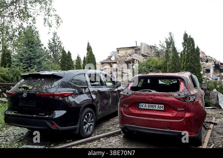 Auto danneggiate in un attacco notturno russo al villaggio di Markhalivka, regione di Kiev, Ucraina, 25 maggio 2025 (foto di Volodymyr Tarasov/Ukrinform) Foto Stock