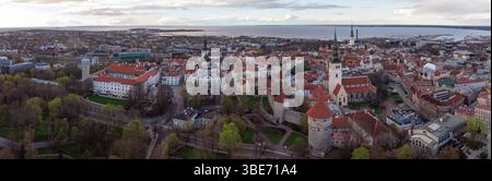 Vista aerea della città vecchia di Tallinn, con edifici storici dal tetto rosso, guglie della chiesa e un muro medievale. La città si estende verso il Mar Baltico Foto Stock