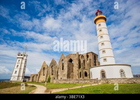Vista del faro e delle rovine dell'Abbazia di Saint-Mathieu de fine-Terre che si affaccia sulle rocce, Finistère, Bretagna, Francia Foto Stock