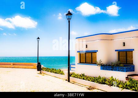Post-elaborazione intenzionale estremamente vivida, foto della piazza della cappella di Santo António a Armação de Pêra, Algarve, Portogallo Foto Stock