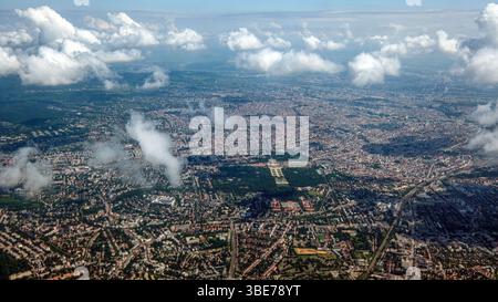 Vista aerea su Vienna, Austria. Il Palazzo Schönbrunn è visibile al centro. Foto Stock