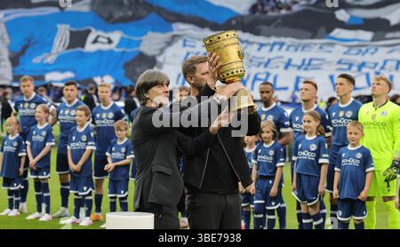 Berlino, Germania. 24 maggio 2025. Firo: 24.05.2025, calcio: Finale di Coppa DFB 2024/2025 Arminia Bielefeld - VfB Stuttgart 2:4 Joachim Low ex capo allenatore della Germania e Fabiian Klos ex giocatore dell'Arminia Bielefeld consegna la Coppa DFB credito: dpa/Alamy Live News Foto Stock