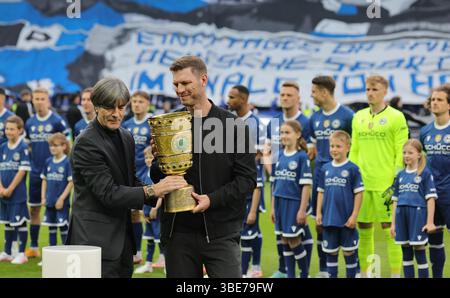 Berlino, Germania. 24 maggio 2025. Firo: 24.05.2025, calcio: Finale di Coppa DFB 2024/2025 Arminia Bielefeld - VfB Stuttgart 2:4 Joachim Low ex capo allenatore della Germania e Fabiian Klos ex giocatore dell'Arminia Bielefeld consegna la Coppa DFB credito: dpa/Alamy Live News Foto Stock