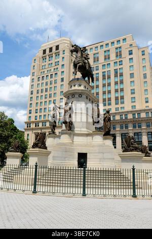 Washington Equestrian Monument in Capitol Square a Richmond, Virginia; George Washington a cavallo circondato dai contributi statali all'indipendenza. Foto Stock