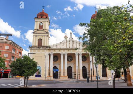 Facciata anteriore della Cattedrale Tucuman vista dalla piazza. Architettura imponente sotto un cielo pomeridiano estivo parzialmente nuvoloso. Un Turis storico Foto Stock