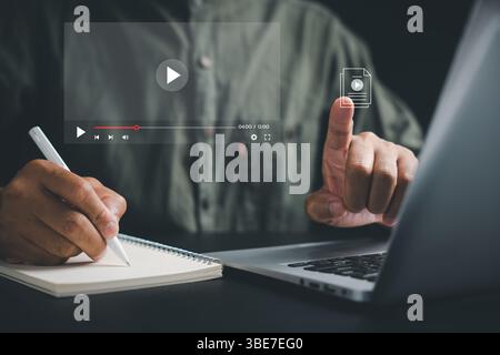 Studente immerso nell'e-learning e nella formazione online utilizzando un computer Foto Stock