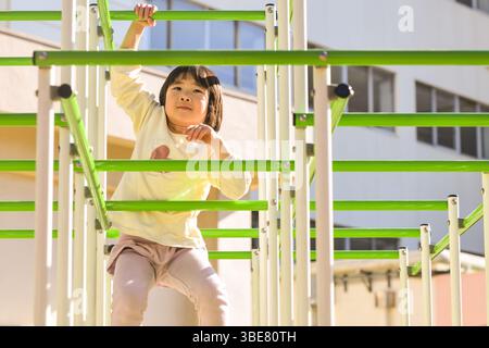 Il bambino prova la palestra nella giungla Foto Stock