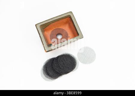 Vista dall'alto della pentola bonsai con filtri di drenaggio a rete e coperchi per fori di drenaggio Foto Stock