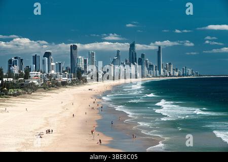 Vista aerea su una spiaggia della Gold Coast con il suo famoso skyline. Foto Stock