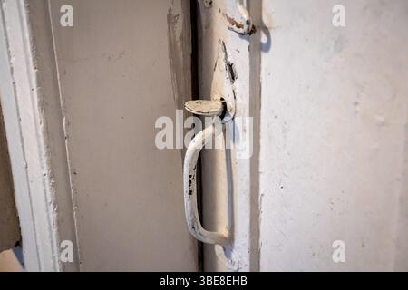 Vecchio tipo di maniglia della porta in cottage di legno in Lituania Foto Stock