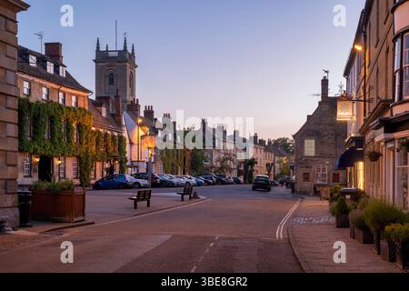 Mercato e strada del parco al crepuscolo. Woodstock, Oxfordshire, Inghilterra Foto Stock