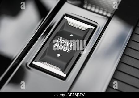Primo piano dell'interruttore della modalità di guida in un'auto moderna Foto Stock