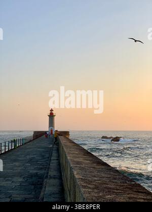 Vista al tramonto del faro di Felgueiras e dell'Oceano Atlantico a Foz do Douro, Porto, Portogallo. Foto Stock