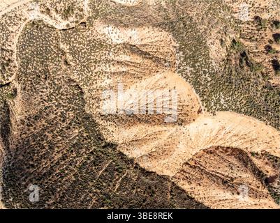 Vista dall'alto su gole e colline colorate, vista aerea, deserto di Gorafe, Geopark di Granada, provincia di Granada, UNESCO Andalusia, Spagna Foto Stock