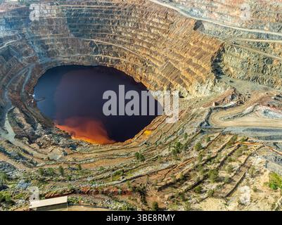 Vista aerea della miniera a cielo aperto di corta Atalaya, della miniera di rame, del Rio Tinto, del Minas de Rio Tinto, dell'Andalusia, Spagna Foto Stock