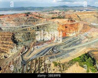 Vista aerea della miniera a cielo aperto di corta Atalaya, della miniera di rame, del Rio Tinto, del Minas de Rio Tinto, dell'Andalusia, Spagna Foto Stock